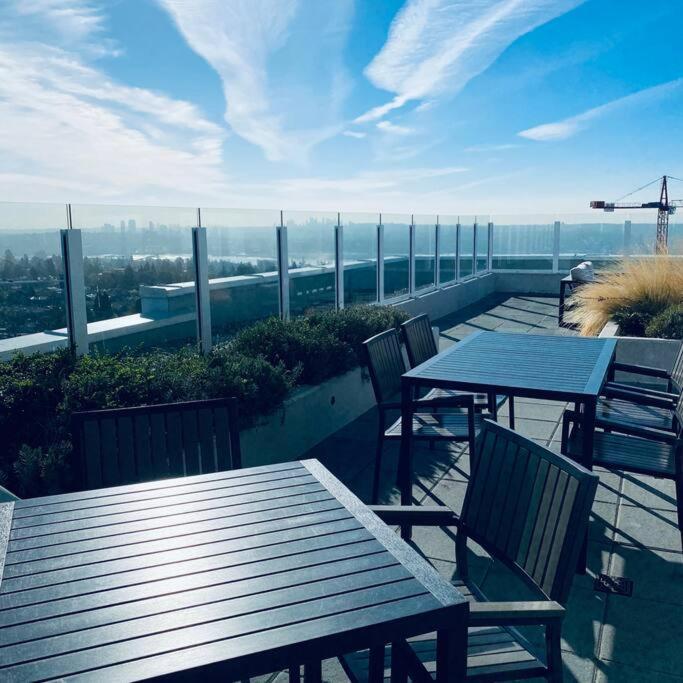 360º Rooftop Patio Views. Your-Home-Away-From-Home North Vancouver Exterior foto