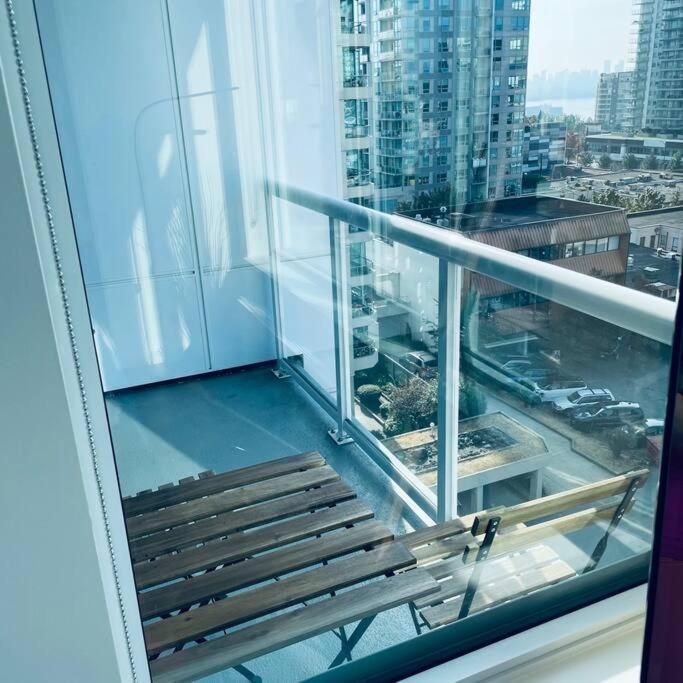 360º Rooftop Patio Views. Your-Home-Away-From-Home North Vancouver Exterior foto