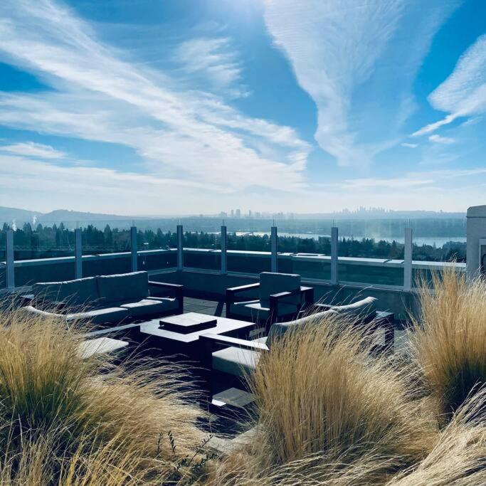 360º Rooftop Patio Views. Your-Home-Away-From-Home North Vancouver Exterior foto