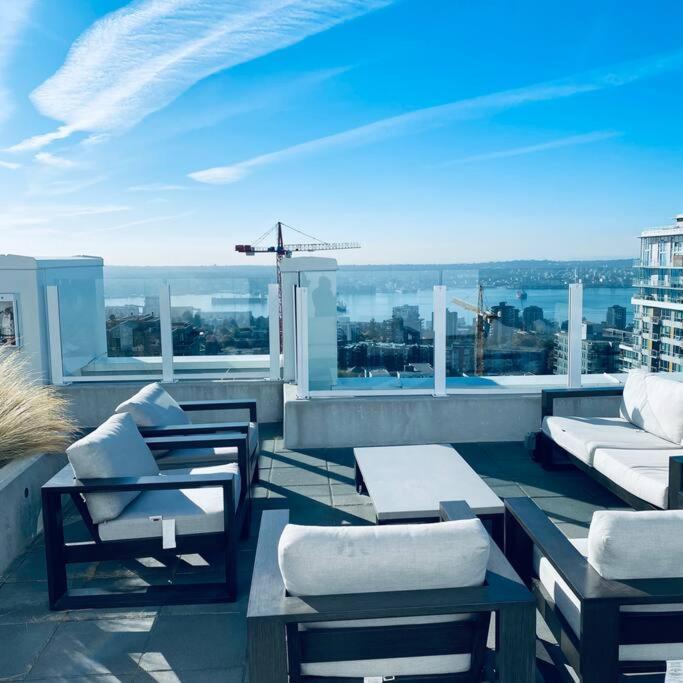 360º Rooftop Patio Views. Your-Home-Away-From-Home North Vancouver Exterior foto