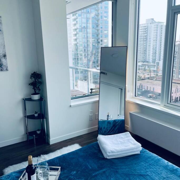 360º Rooftop Patio Views. Your-Home-Away-From-Home North Vancouver Exterior foto